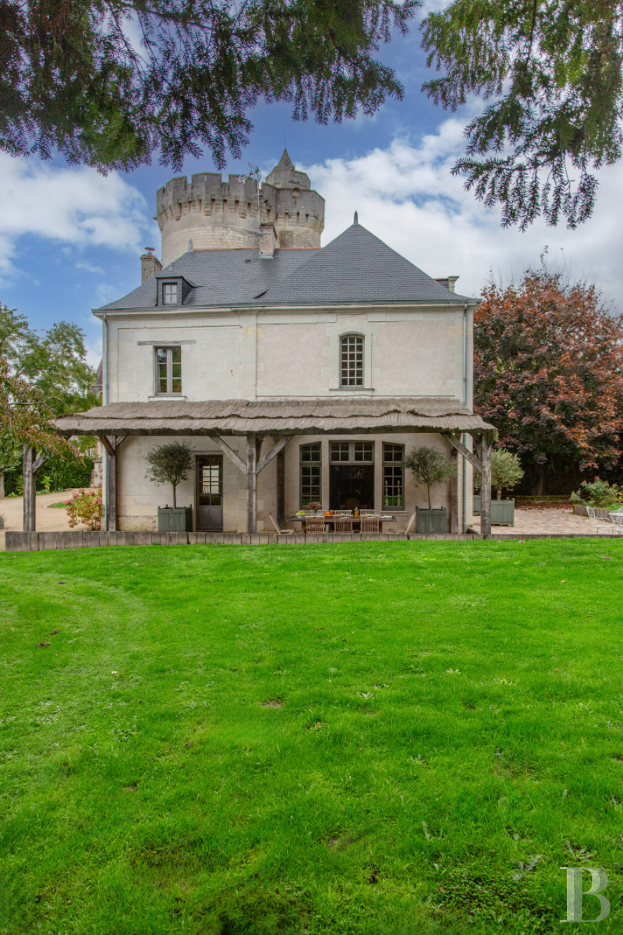 En Anjou, à l’ouest de Saumur,  un ancien presbytère du 18e siècle en bord de Loire pour de calmes séjours - photo  n°2
